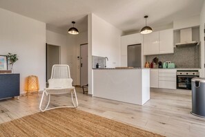 Jääkaappi, uuni, liesi, astianpesukone