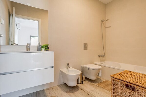 Badewanne, Haartrockner, Handtücher