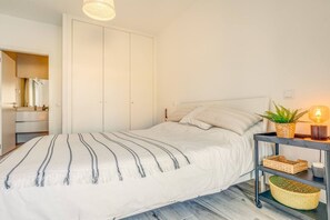 2 Schlafzimmer, Schreibtisch, Bügeleisen/Bügelbrett, WLAN