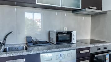 Refrigerador, microondas, horno, placa de cocina