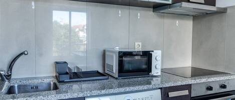 Køleskab, mikrobølgeovn, ovn, kogeplade