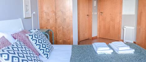 1 habitación, tabla de planchar con plancha, wifi gratis y ropa de cama