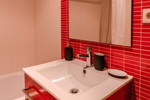 浴槽、ヘアドライヤー、タオル