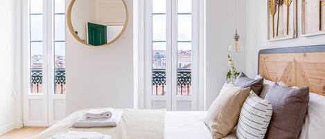 1 dormitorio, tabla de planchar con plancha, wifi y ropa de cama