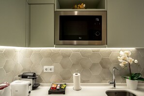 Kylskåp, mikrovågsugn, ugn och spishäll