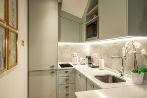 Kühlschrank, Mikrowelle, Ofen, Herdplatte