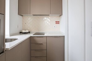 冷蔵庫、電子レンジ、オーブン、コンロ