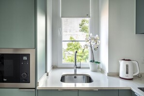 Fridge, microwave, oven, stovetop - Studio in Central Lisbon by Lisbeyond (Lisboa)