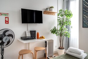 1 bedroom, iron/ironing board, WiFi, bed sheets - Studio in Central Lisbon by Lisbeyond (Lisboa)