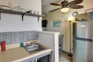 Refrigerador, microondas, cafetera y tetera y tostadora