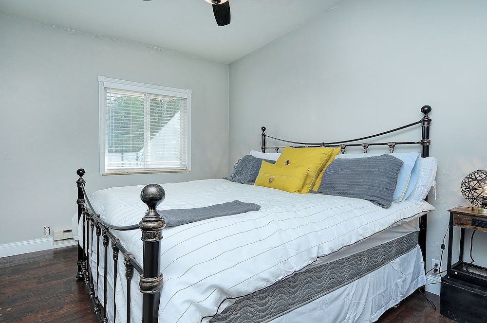 River R&R Historic mountain views. Ski Monarch 25 miles. Blocks from