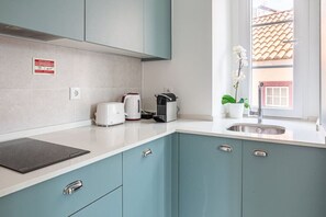 Køleskab, mikrobølgeovn, ovn, kogeplade