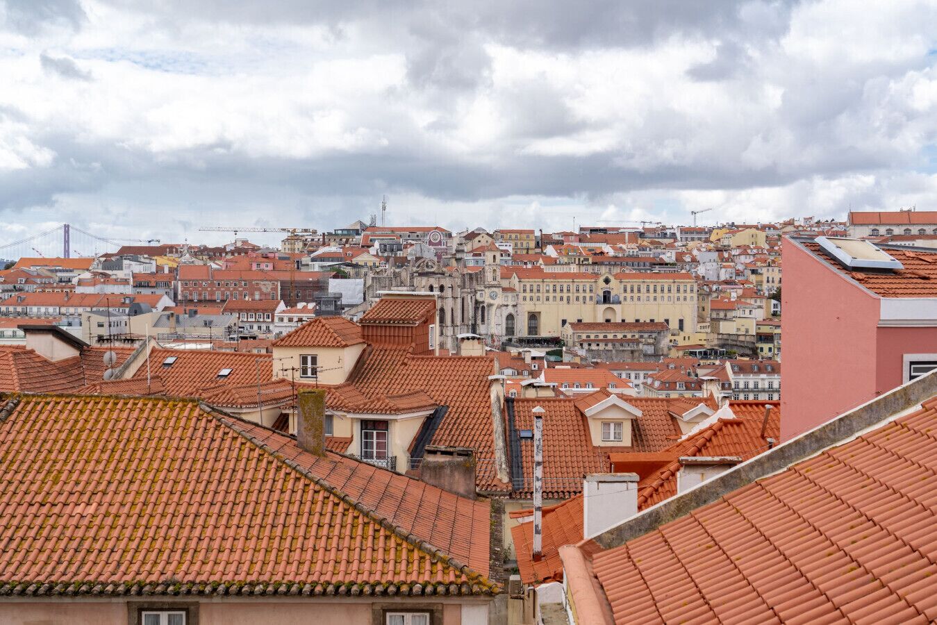 Zona urbana densamente poblada con tejados rojos y edificios históricos.