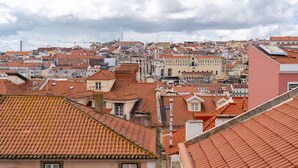 A densely packed urban area with red-tiled rooftops and historic buildings. - Studio with Stunning Views to river and old town by Lisbeyond (Lisboa)