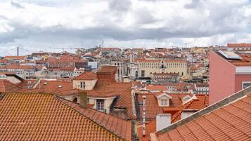 Zona urbana densamente poblada con tejados rojos y edificios históricos.