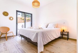 2 bedrooms, desk, WiFi