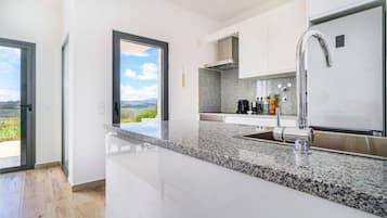 Jääkaappi, uuni, liesi, astianpesukone