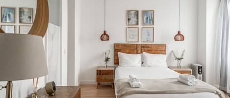 1 dormitorio, escritorio, tabla de planchar con plancha y wifi
