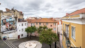 Une cour avec une fontaine, entourée de bâtiments à l’architecture traditionnelle.