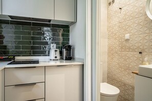 Réfrigérateur, micro-ondes, plaque de cuisson, lave-vaisselle
