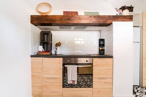 Fridge, oven, stovetop, coffee/tea maker