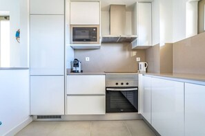 Køleskab, mikrobølgeovn, ovn, kogeplade