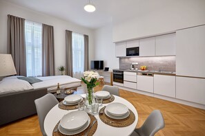 Mikrowelle, Herdplatte, Wasserkocher, Kochgeschirr/Geschirr/Besteck