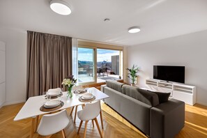 Exclusive Penthouse, 2 Bedrooms, Terrace | Living area
