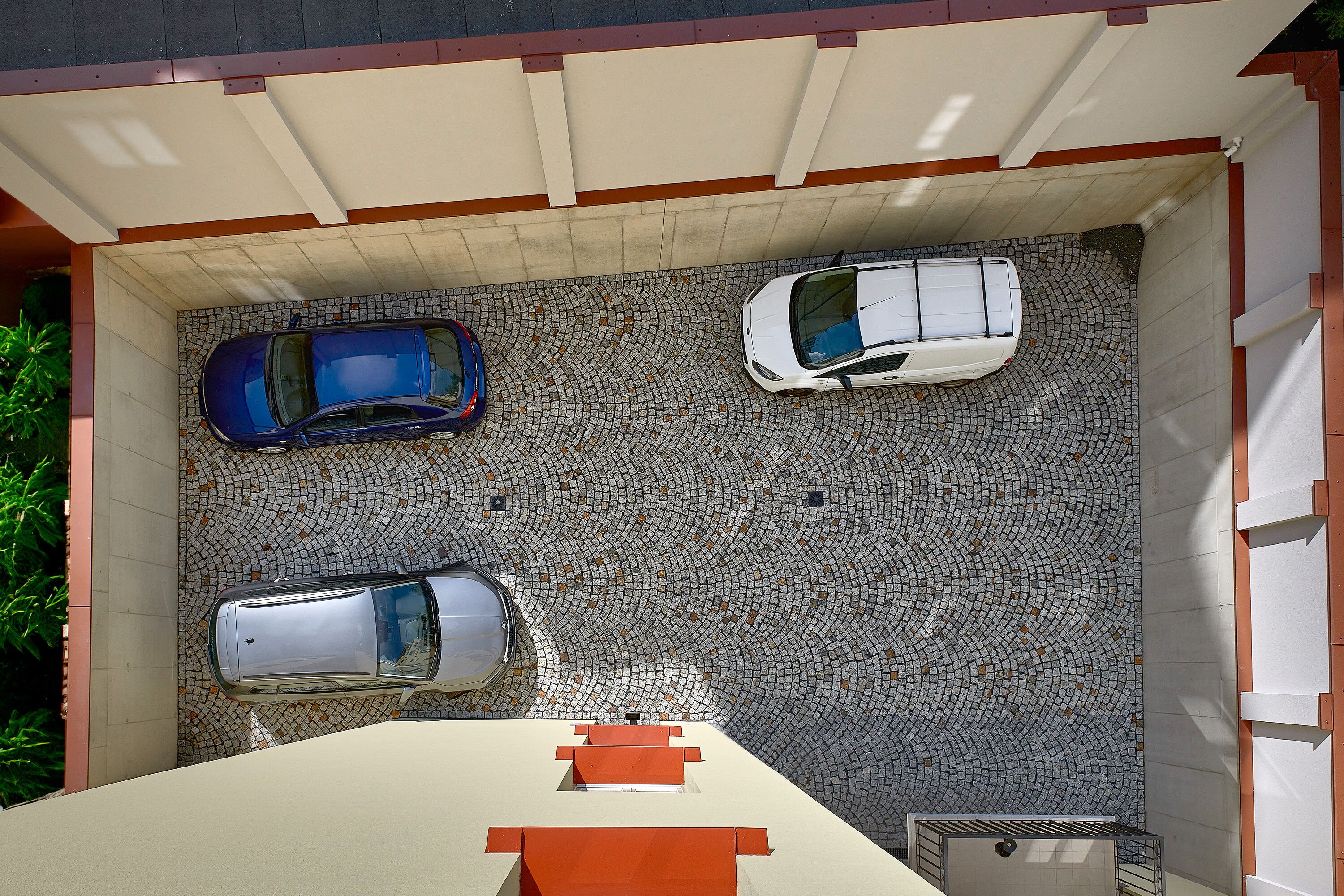 Ein Parkplatz mit drei in Reihe geparkten Autos.
