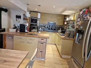 Een microgolfoven, een oven, een kookplaat, een vaatwasser