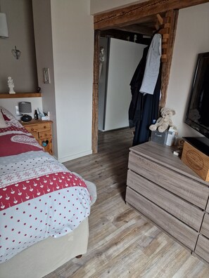 3 chambres, fer et planche à repasser, Wi-Fi, draps fournis