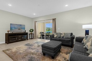 Living area - 4732 Lakeview Townhome Near Disney Gym Access (Kissimmee)