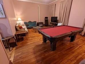 Game room - Stowaway Suites on the Avenue: Mt Laurel Suite (Warren)