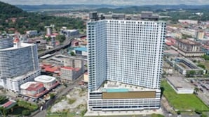 A high-rise building with a modern design, surrounded by other buildings and a river. - studio apartment - ocean view (Panamá)