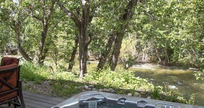 Creekside Oasis, Private Hot Tub, Walk & Shop, 3 blocks to Mainstreet