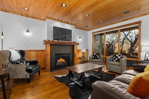 Smart TV, chimenea, libros y estéreo 