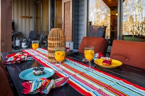 Outdoor dining - Unwind by the Creek - Steps from Everything (Red Lodge)
