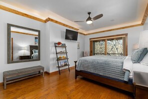 4 bedrooms, desk, iron/ironing board, free WiFi - Unwind by the Creek - Steps from Everything (Red Lodge)