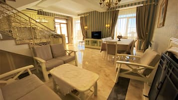 Villa Deluxe | Área de sala de estar | Smart TV, reproductor de DVD, piso con calefacción y impresora