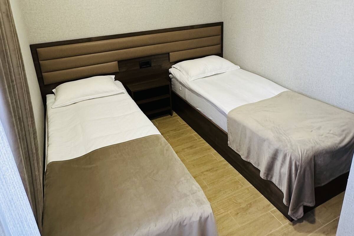 Tomannsrom – basic | Sengetøy av topp kvalitet, minibar, safe på rommet og skrivebord