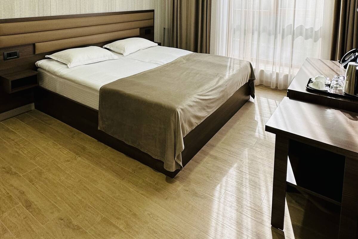 Dobbeltrom – classic | Sengetøy av topp kvalitet, minibar, safe på rommet og skrivebord