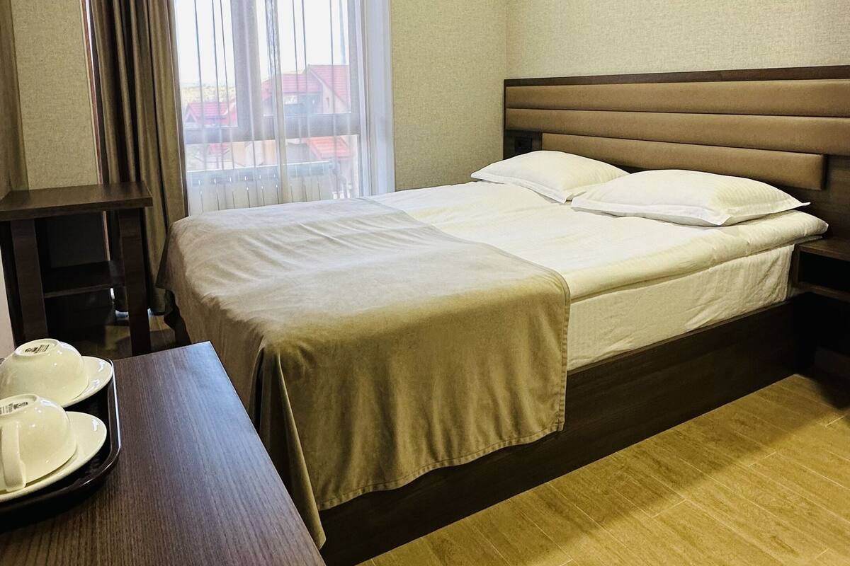 Dobbeltrom – signature | Sengetøy av topp kvalitet, minibar, safe på rommet og skrivebord