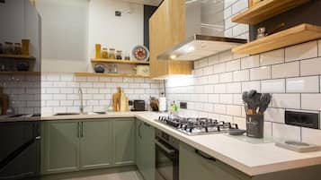 Villa de lujo, lanai, vistas a la ciudad | Cocina privada | Frigorífico, microondas, horno y placa de cocina