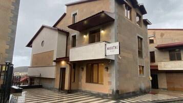 Fachada de la propiedad