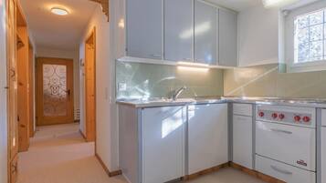 KĂŒhlschrank, Ofen, Herdplatte, Wasserkocher mit Kaffee-/Teezubehör