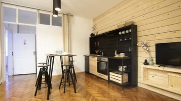 Design Apartment | Private kitchen | Fridge, oven, stovetop, cookware/dishes/utensils