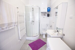 Appartement Exclusif | Salle de bain | Douche, articles de toilette gratuits, serviettes fournies, savon