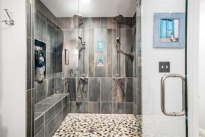 Dusche, Haartrockner, Handtücher, Seife