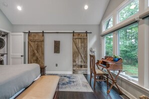 3 habitaciones, escritorio y tabla de planchar con plancha 