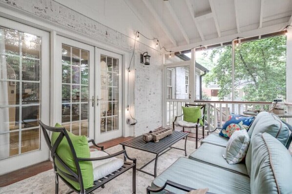 Smart TV, chimenea y libros 